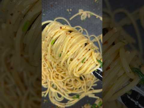Aglio e Olio (Spaghetti with garlic and olive oil) midnight recipe!