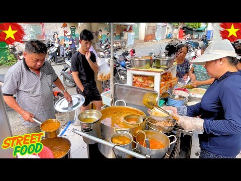 Asian breakfast street food – Crab noodle soup for $2 // Vietnamese street food!!
