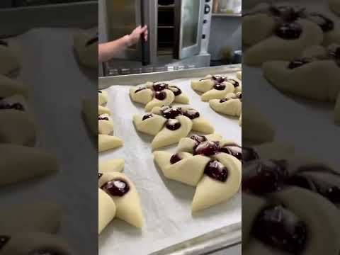 Blueberry & Cream Pinwheels! #danish #pastries #satisfying #fall #stepbystep #bakery #pastryshop