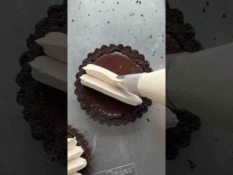 Dark chocolate tarts with homemade salted caramel & whipped cream 🥰