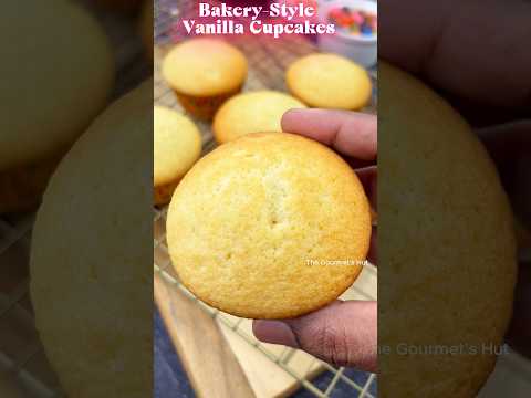 🧁The Fluffiest Vanilla Cupcakes Ever – Bakery-Style Moist Cupcakes with Simple Ingredients!