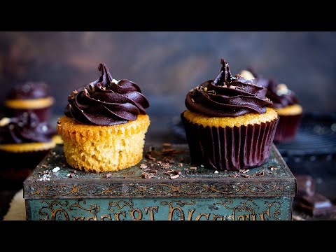 Fluffy EGGLESS Vanilla Cupcakes (optionally VEGAN!)