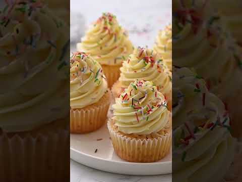 Fluffy Vanilla Cupcakes | Bakery Style 🧁