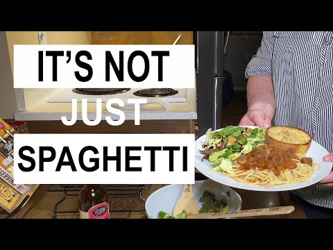 How to make economical and nutritious homemade spaghetti sauce for dinner and excellent leftovers!