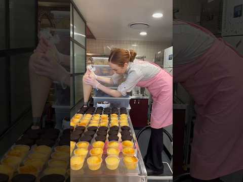 Icing 100 cupcakes in 10 minutes 🧁