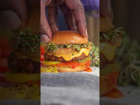 Juicy burger made with mushrooms and walnuts! Plantbased burgers