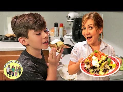 KIDS TRY TACO SALAD BOWLS FOR THE FIRST TIME | EASY SUMMER COOK WITH ME RECIPE IDEA