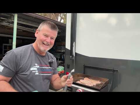 Making Bacon and Eggs outside on my Suburban Griddle Christmas Morning ￼”2023”