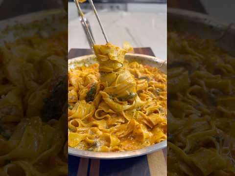 One Pan Creamy Tomato Spinach Pasta 🤤🔥 #food #foodie #shorts