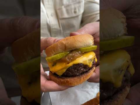 Trying one of New York City’s BEST-REVIEWED BURGERS! 🍔🗽 #DEVOURPOWER #NYC #BURGER