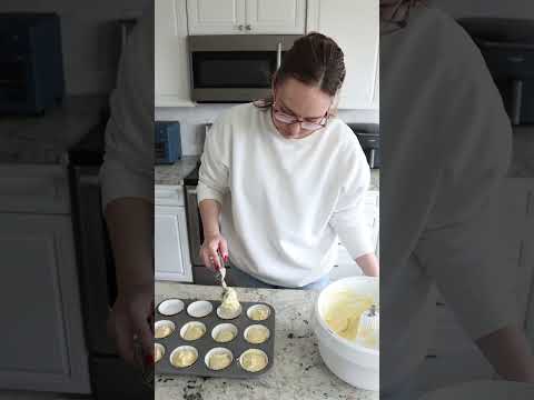 Vanilla cupcakes with vanilla buttercream frosting #cupcakes #baking #cupcakerecipes