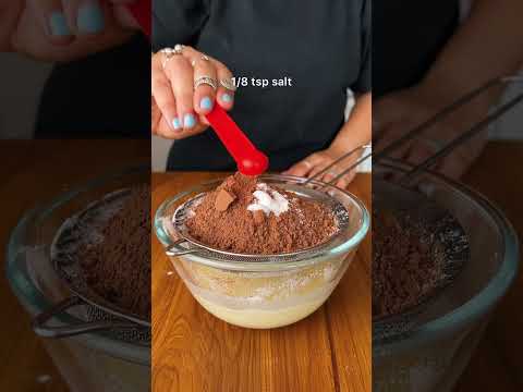 YUMMIEST ONE BOWL CHOCOLATE CAKE IN 4 MINS 🥰🤌🏼FEAT. @salonikukreja  #shorts